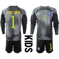 Camiseta Brasil Alisson Becker #1 Portero Primera Equipación para niños Mundial 2022 manga larga (+ pantalones cortos)